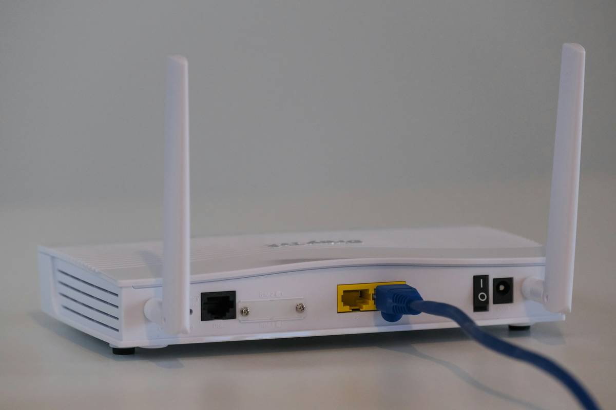Streaming lag solution comparison showing WebRTC vs HLS latency metrics